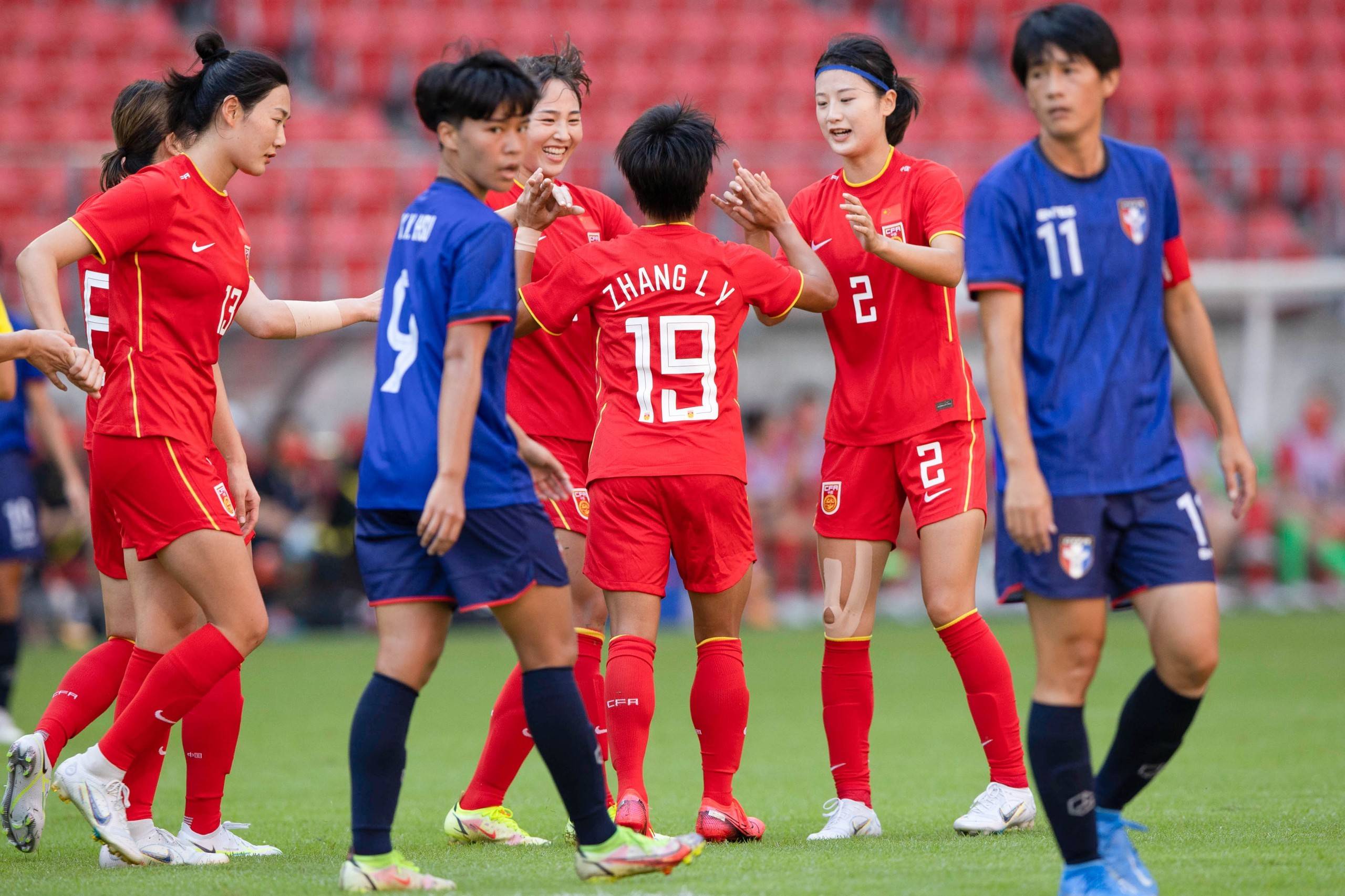 包含时事热点：女足比赛引领足球运动风向的词条