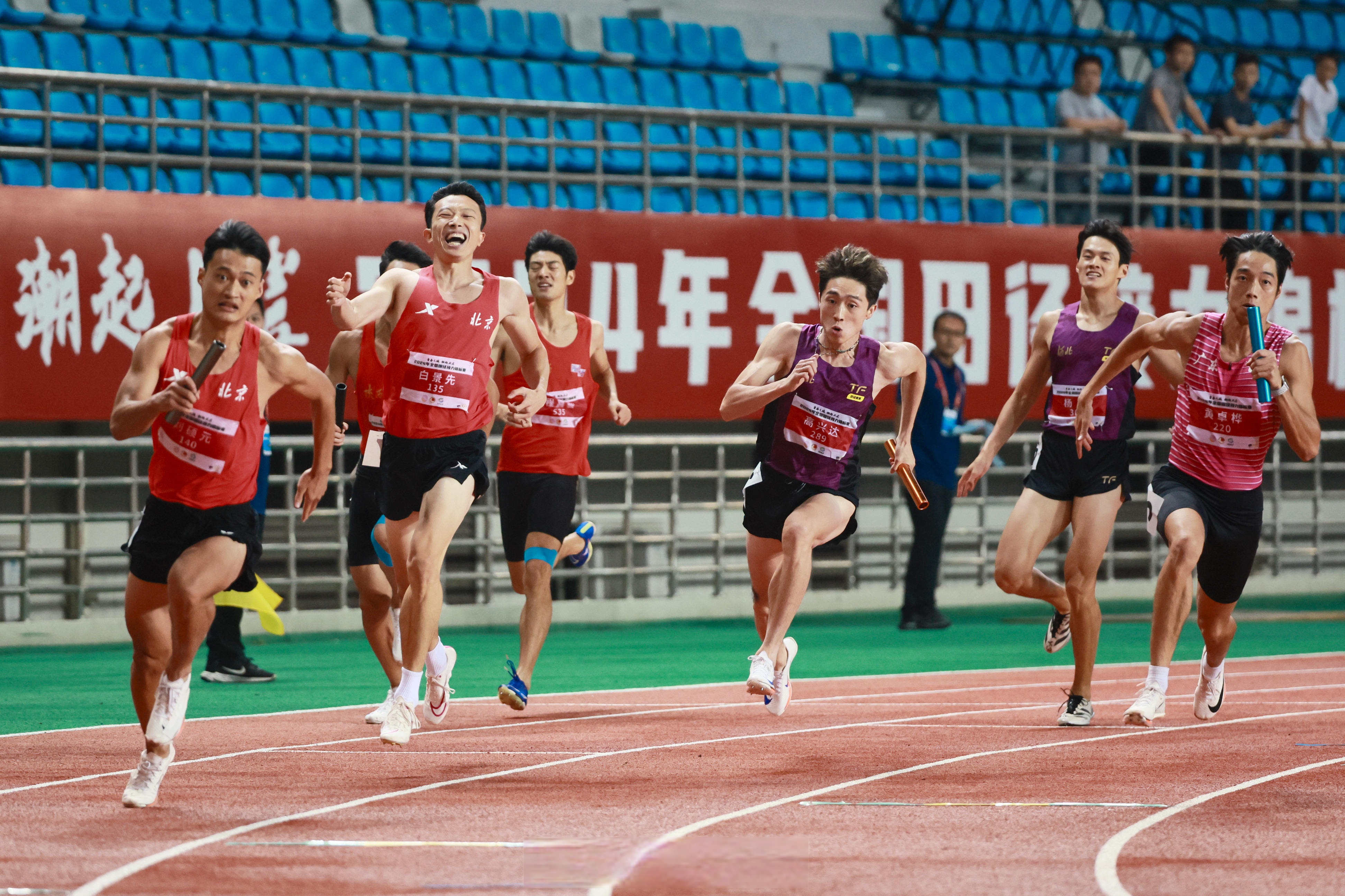 关于众志成城，努力拼搏，队伍赢得难能可贵的比赛的信息