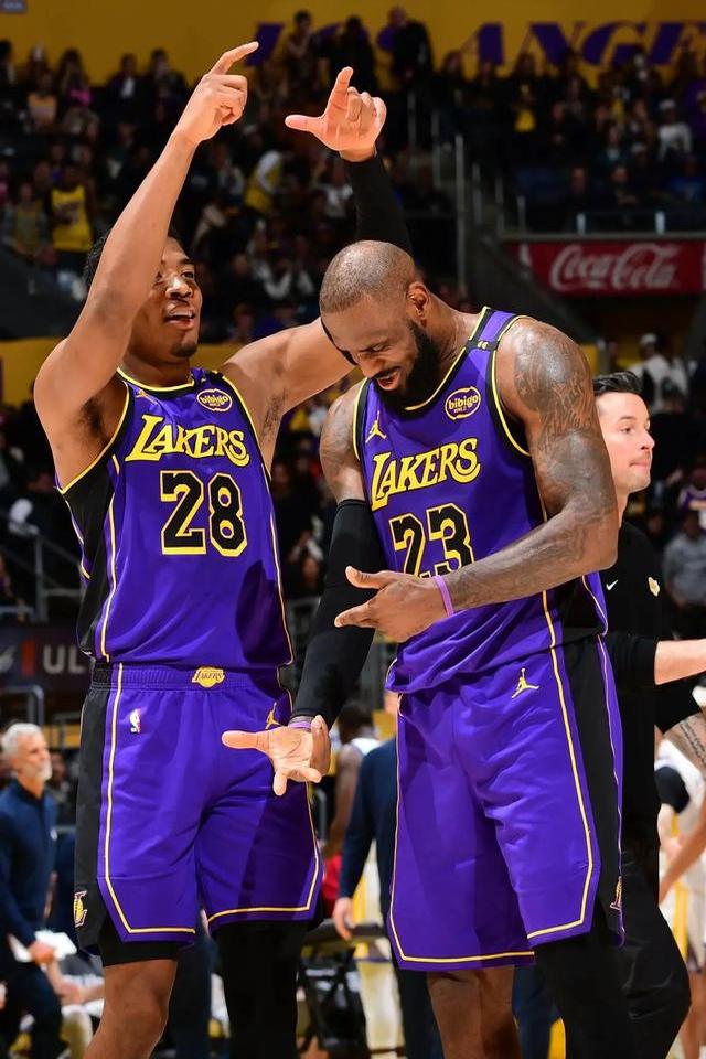 火箭客场击败湖人，追赶勇士