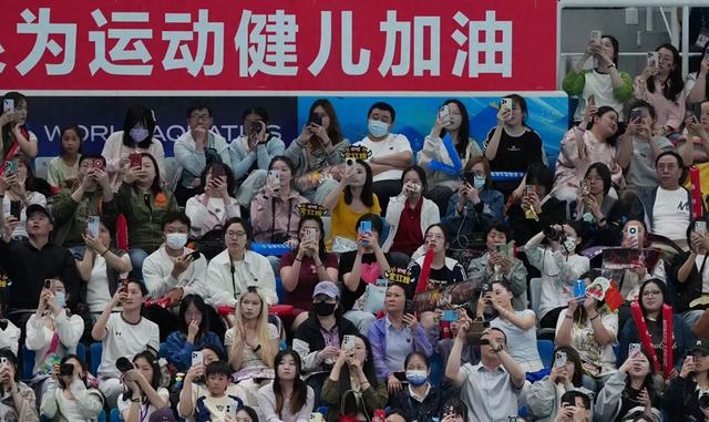 赛场上球员们的拼搏精神感染观众