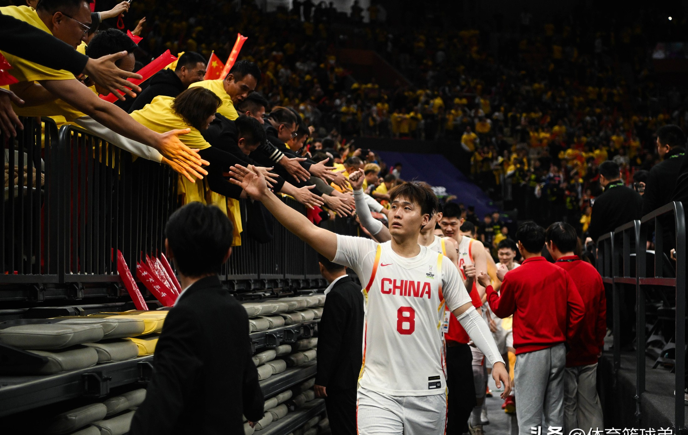 赛场上球员们的拼搏精神感染观众