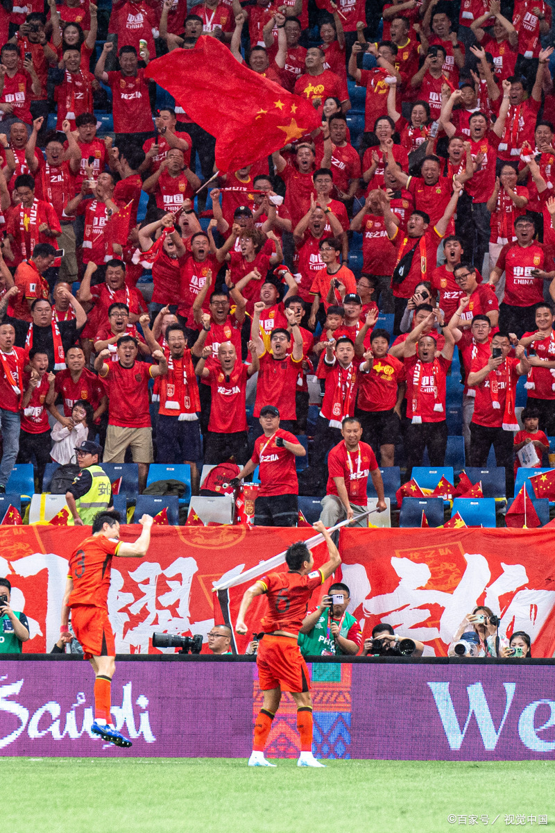 关于爆发足球狂潮：全城球迷为自己心仪的球队加油的信息