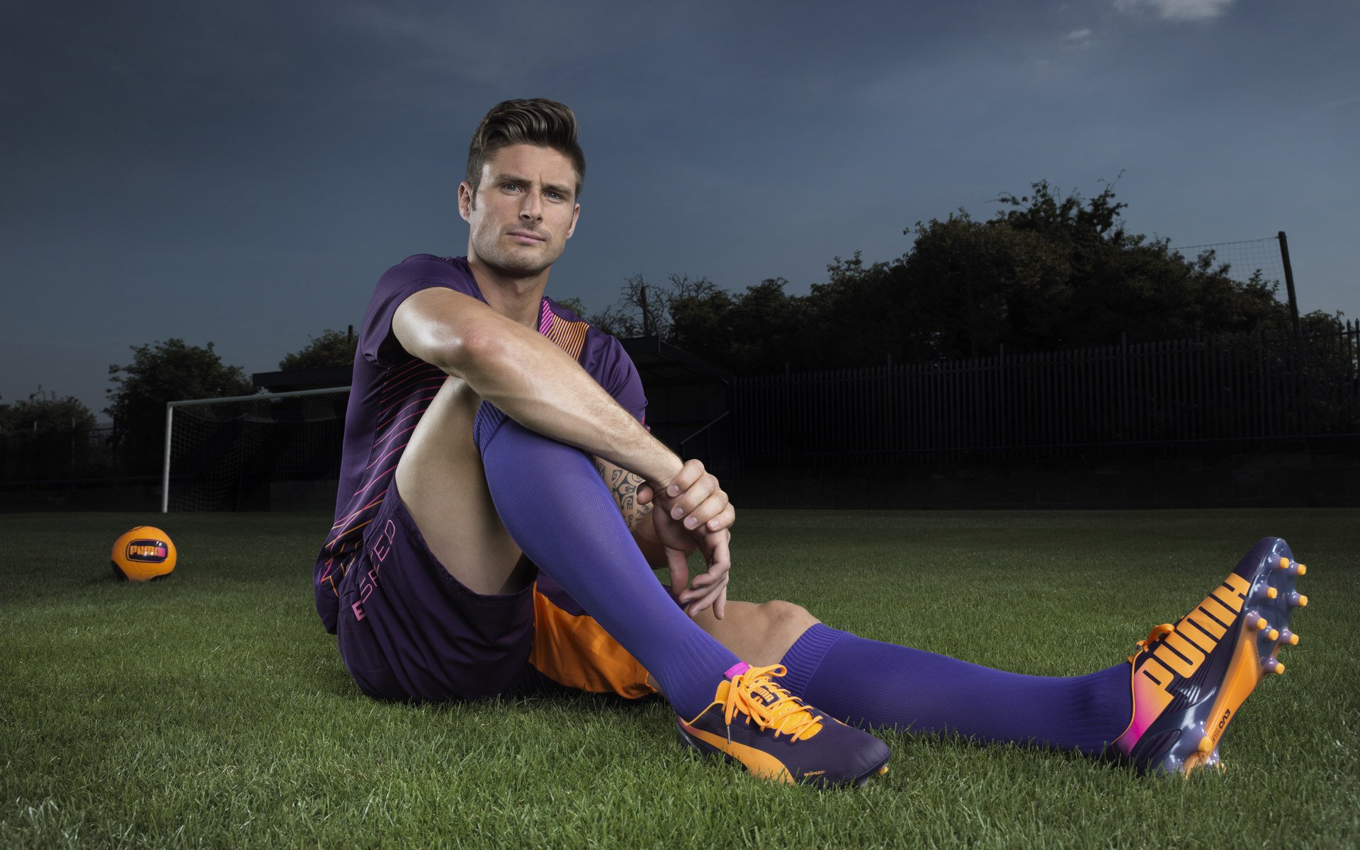 引擎轰鸣与终场哨声，当F1新赛季揭幕战之夜遇见拉文的末节接管